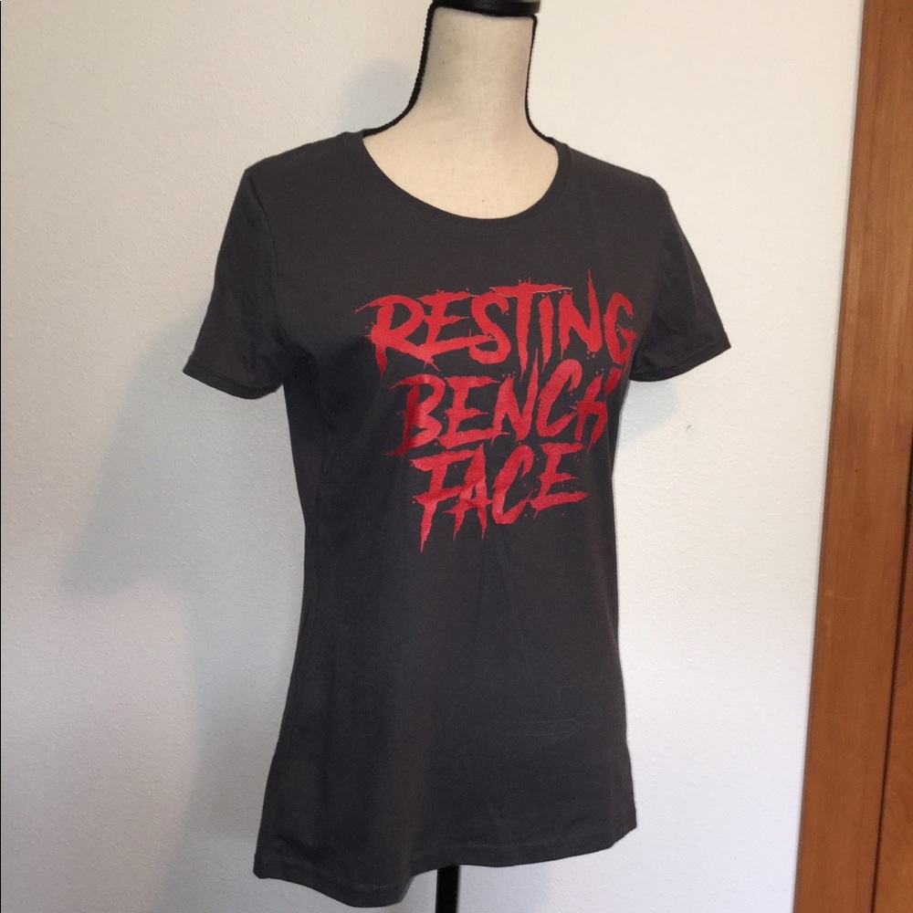 Women’s resting bench face workout t